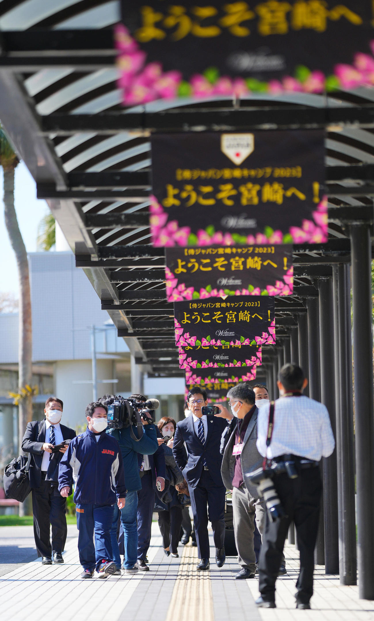 宮崎空港に到着し取材に応じる栗山監督（中央）（撮影・垰建太）