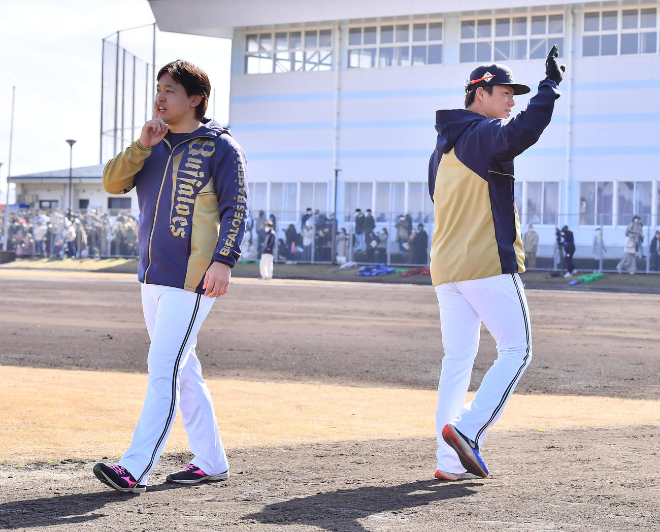 WBC合宿に参加する宮城（左）と山本はチームメートに手を振りながら出発（撮影・和賀正仁）