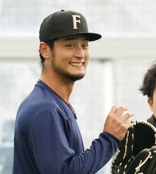 日本ハムの帽子をかぶり、笑顔で練習するダルビッシュ（撮影・菅敏）