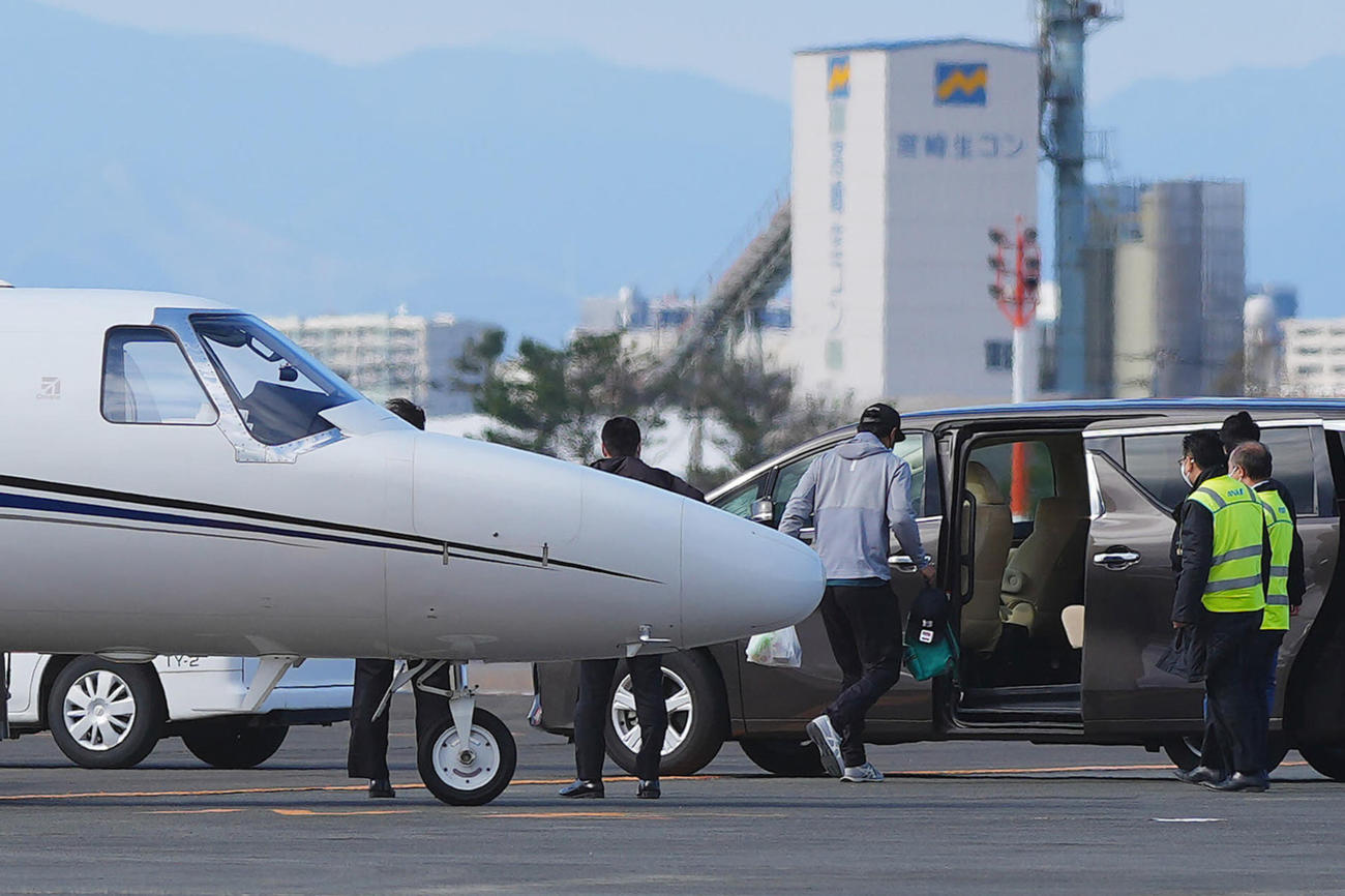 15日、宮崎空港に到着し、チャーター機を降りてそのまま車へと乗り込むパドレスのダルビッシュ