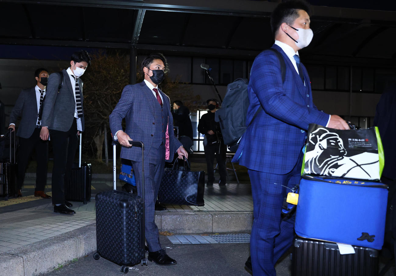 那覇から宮崎空港に到着しバスに乗り込む伊藤（中央）ら（撮影・垰建太）