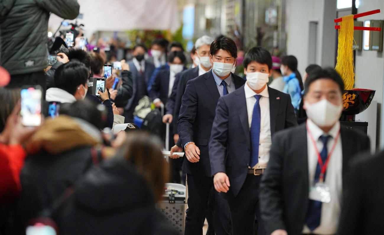 那覇から宮崎空港に到着し多くのファンや報道陣の出迎えを受ける、山田（右から2人目）、村上（同3人目）ら侍ジャパンの選手たち（撮影・垰建太）