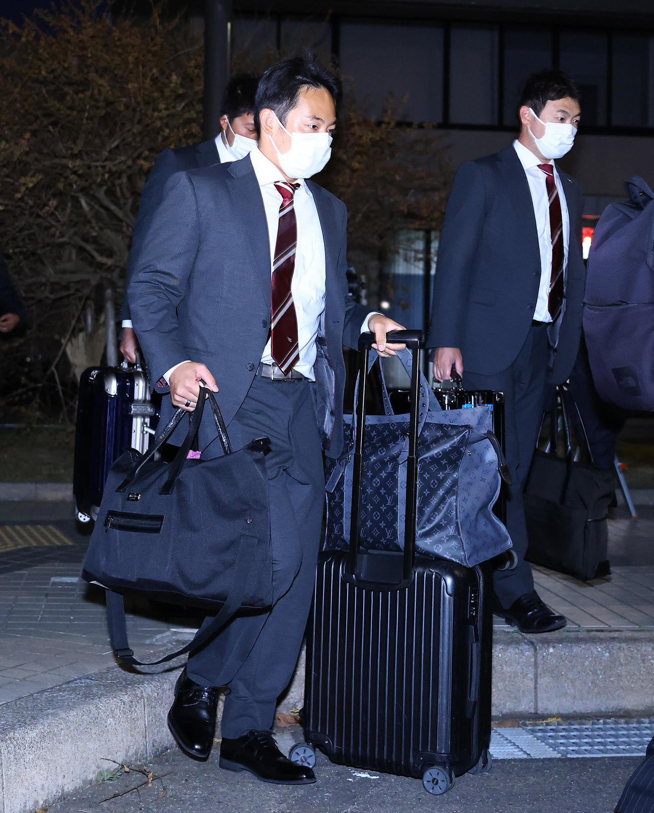 那覇から宮崎空港に到着しバスに乗り込む松井（左）ら（撮影・垰建太）
