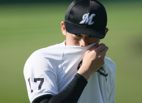 練習中、汗を拭うロッテ佐々木朗（撮影・足立雅史）