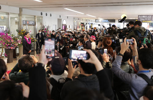 宮崎空港に到着し、大勢のファンと報道陣を前に歓迎セレモニーであいさつする栗山監督（左）