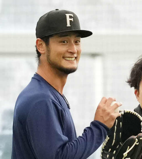 日本ハムの帽子をかぶり、笑顔で練習するダルビッシュ（撮影・菅敏）
