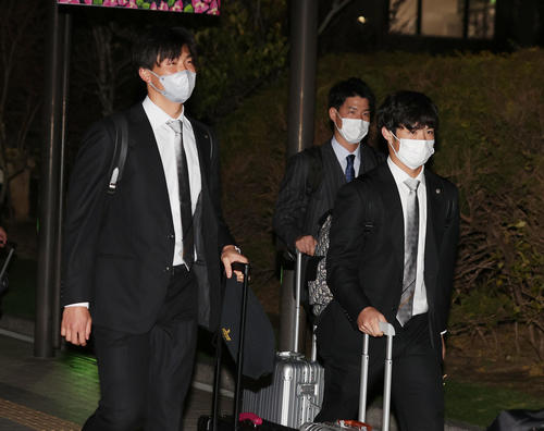 宮崎空港に到着した湯浅（左）と中野（右）（撮影・前田充）