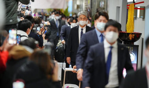 那覇から宮崎空港に到着しファンや報道陣の出迎えを受ける吉井投手コーチ（右から3人目）ら（撮影・垰建太）