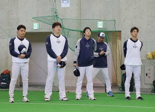 練習前あいさつするヤクルトWBC組の、左から中村、村上、山田、1人おいて高橋。右から2人目は高津監督（球団提供）