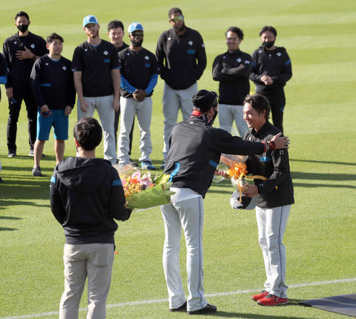 日本ハム新庄監督（中央）から花束を贈呈される伊藤（撮影・佐藤翔太）