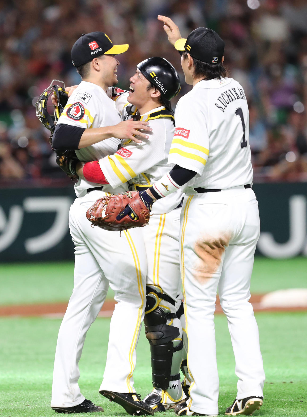 2019年9月6日、ソフトバンク対ロッテ　ノーヒットノーランを達成した千賀（左）は甲斐と抱き合って喜ぶ。右は内川（撮影・梅根麻紀）