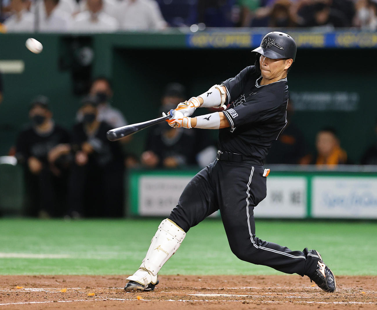 22年9月8日の巨人対DeNA 4回裏巨人2死一、二塁、3点本塁打を放つ大城（撮影・垰建太）