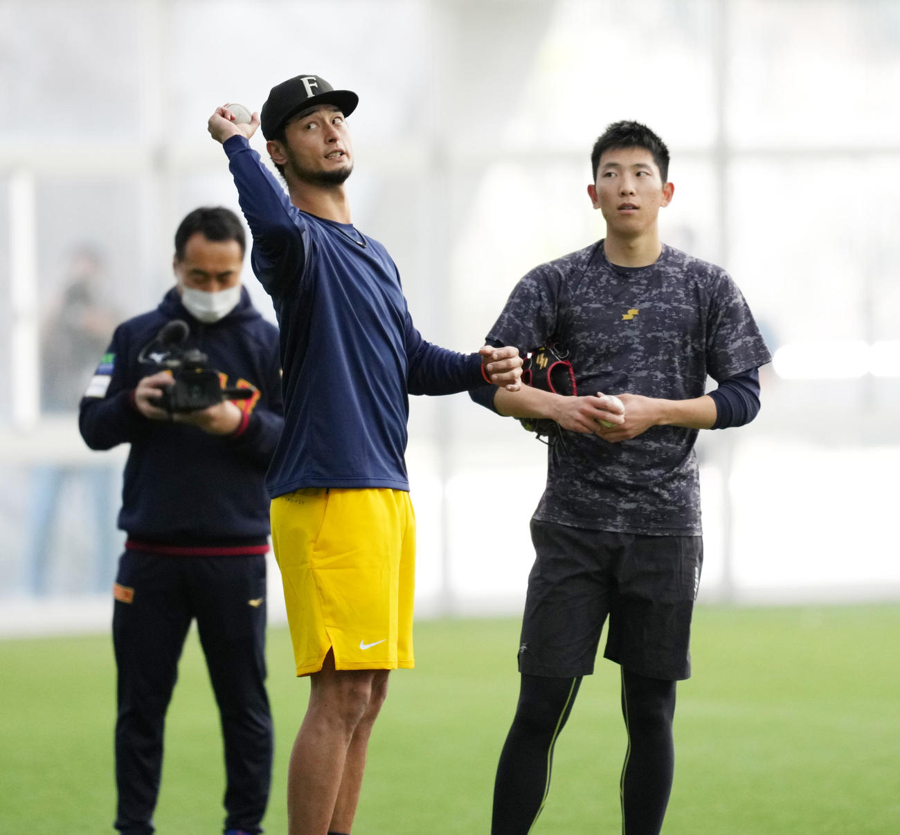 ひなた木の花ドームに訪れ、戸郷（右）にアドバイスをするダルビッシュ（撮影・菅敏）