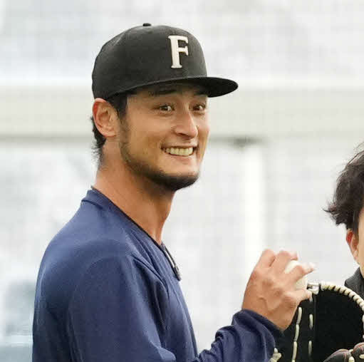 2月16日、日本ハムの帽子をかぶり、笑顔で練習するダルビッシュ（撮影・菅敏）