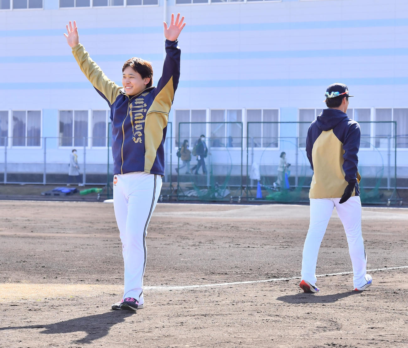 WBC合宿に参加する宮城（左）と山本はチームメートに手を振りながら出発した（撮影・和賀正仁）