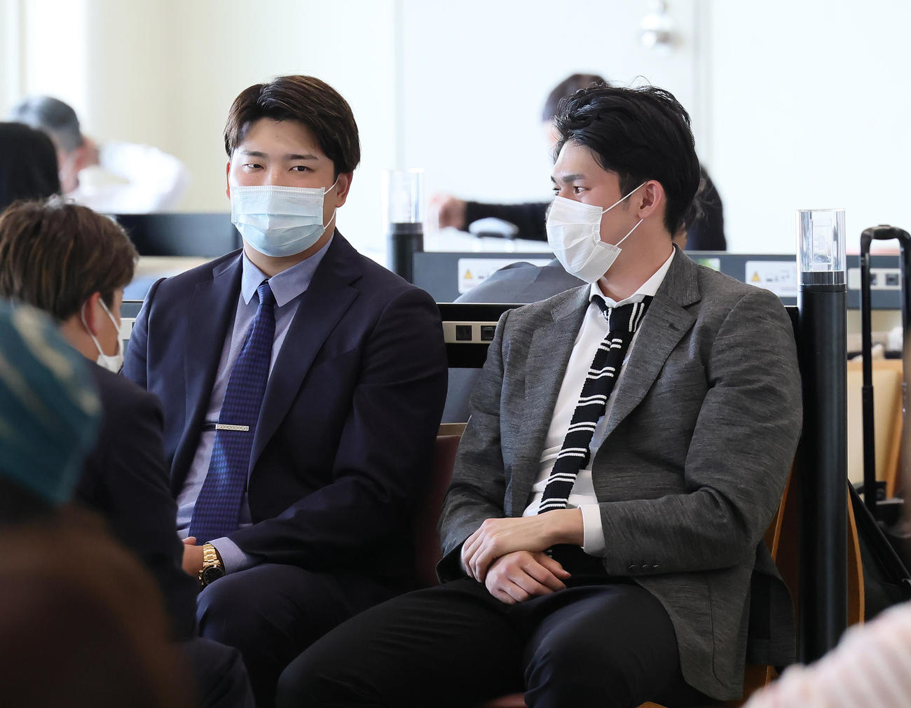 飛行機への搭乗を待つ間、談笑するヤクルト村上（左）とロッテ佐々木朗（撮影・足立雅史）