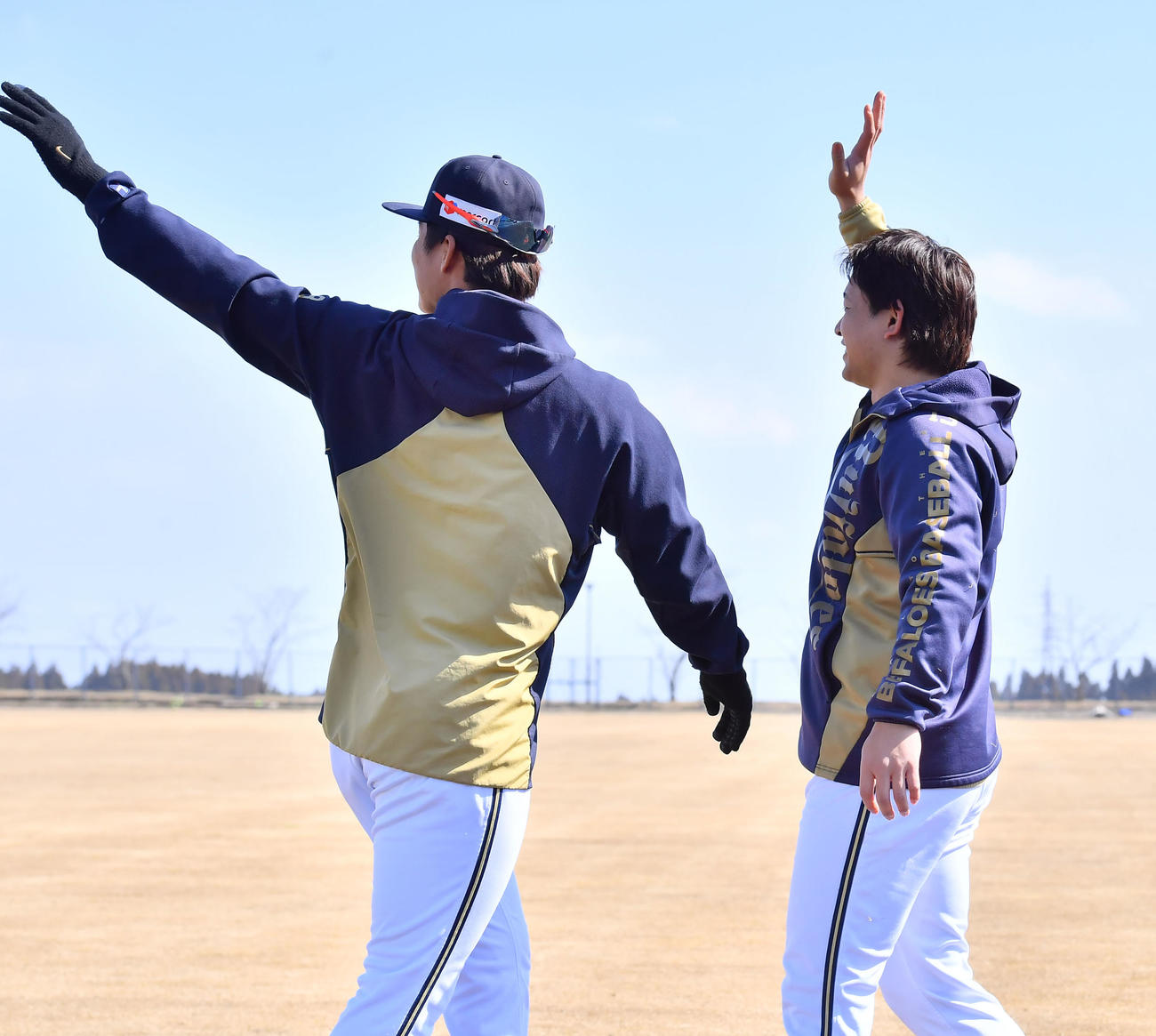 WBC合宿に参加する宮城（右）と山本はチームメートに手を振りながら出発した（撮影・和賀正仁）