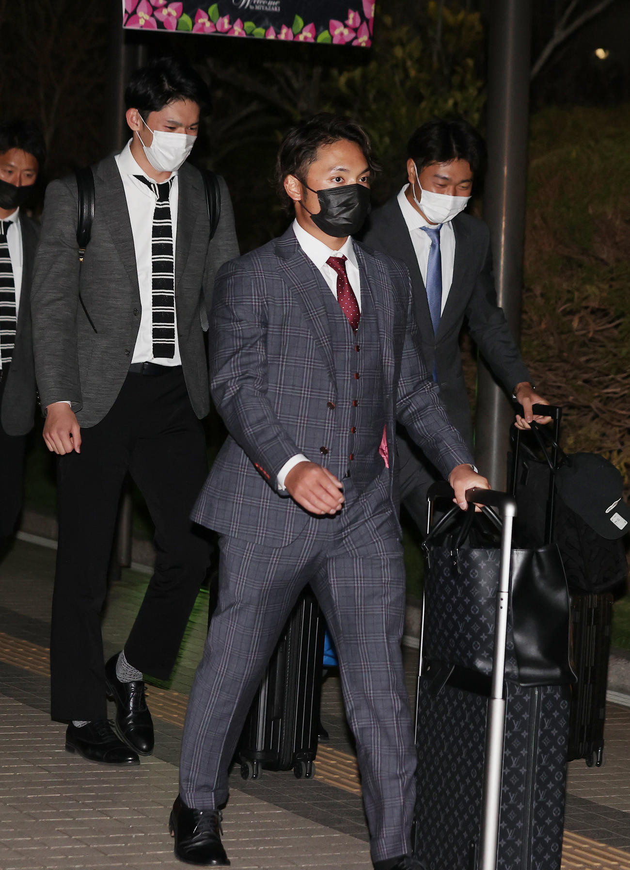 宮崎空港に到着した、左から佐々木、伊藤、高橋（撮影・前田充）