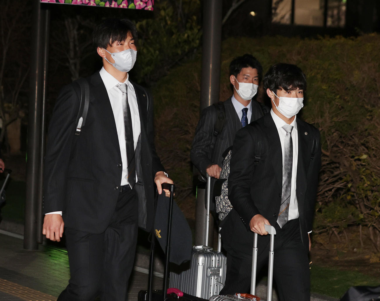 宮崎空港に到着した湯浅（左）と中野（右）（撮影・前田充）