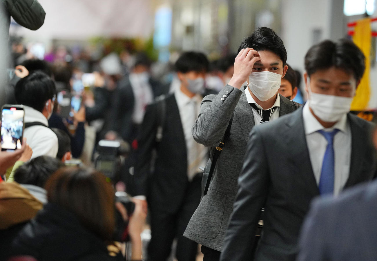 那覇から宮崎空港に到着し多くのファンや報道陣の出迎えを受ける佐々木朗（右から2人目）ら（撮影・垰建太）