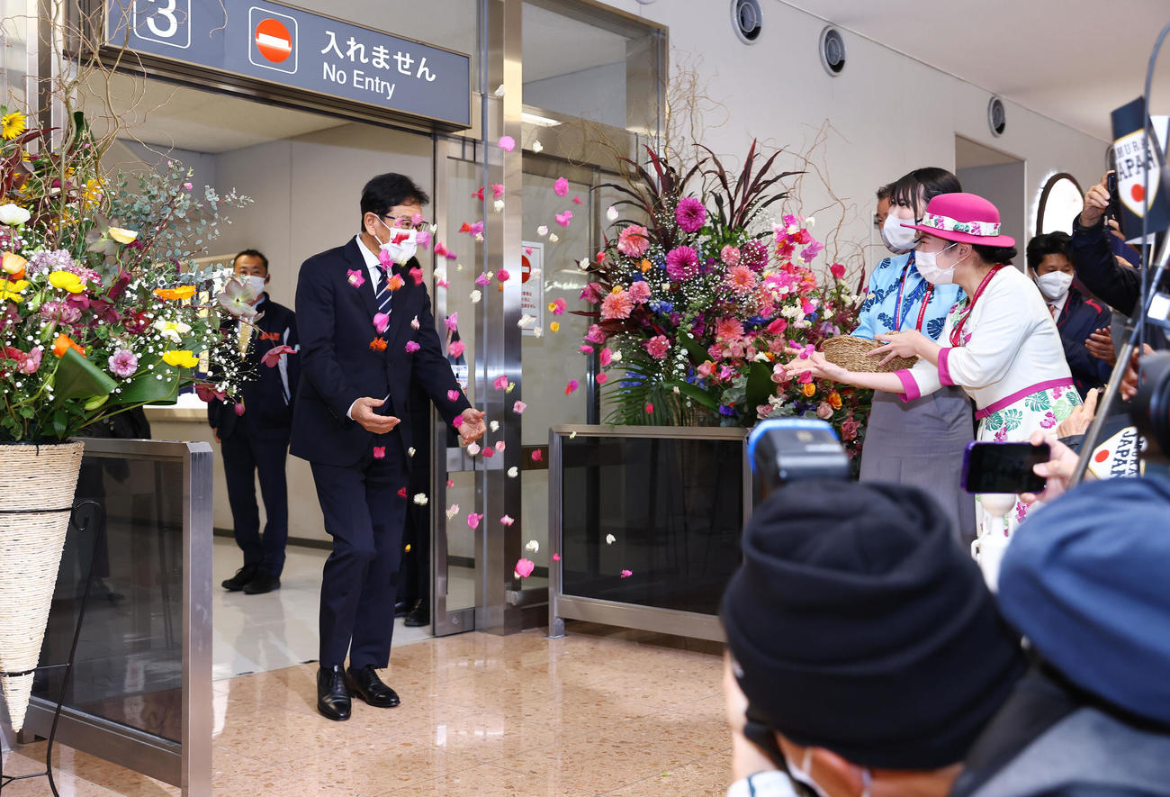 宮崎空港に到着しブーゲンビリアの花びらの歓迎を受ける栗山監督（左）（撮影・垰建太）