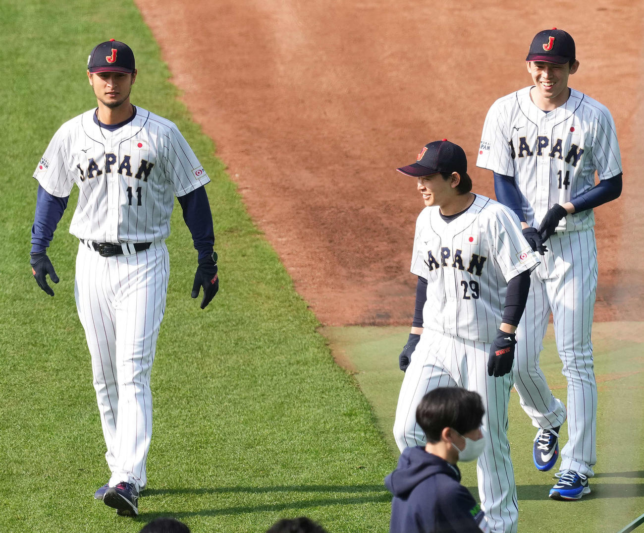 「JAPAN」のユニホームでグラウンドに登場する、左からダルビッシュ、宮城、佐々木朗（撮影・菅敏）