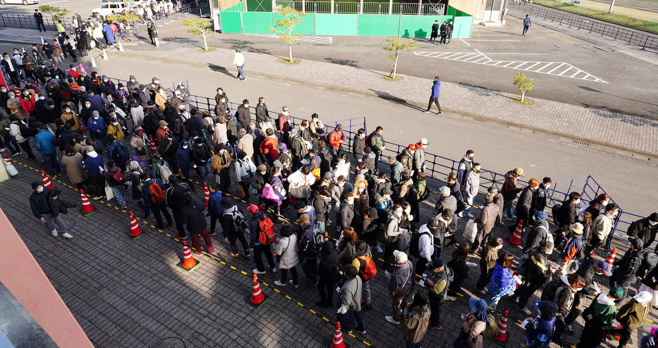 侍ジャパンの練習が行われる球場の開門を待って長打の列をつくるファン（撮影・菅敏）