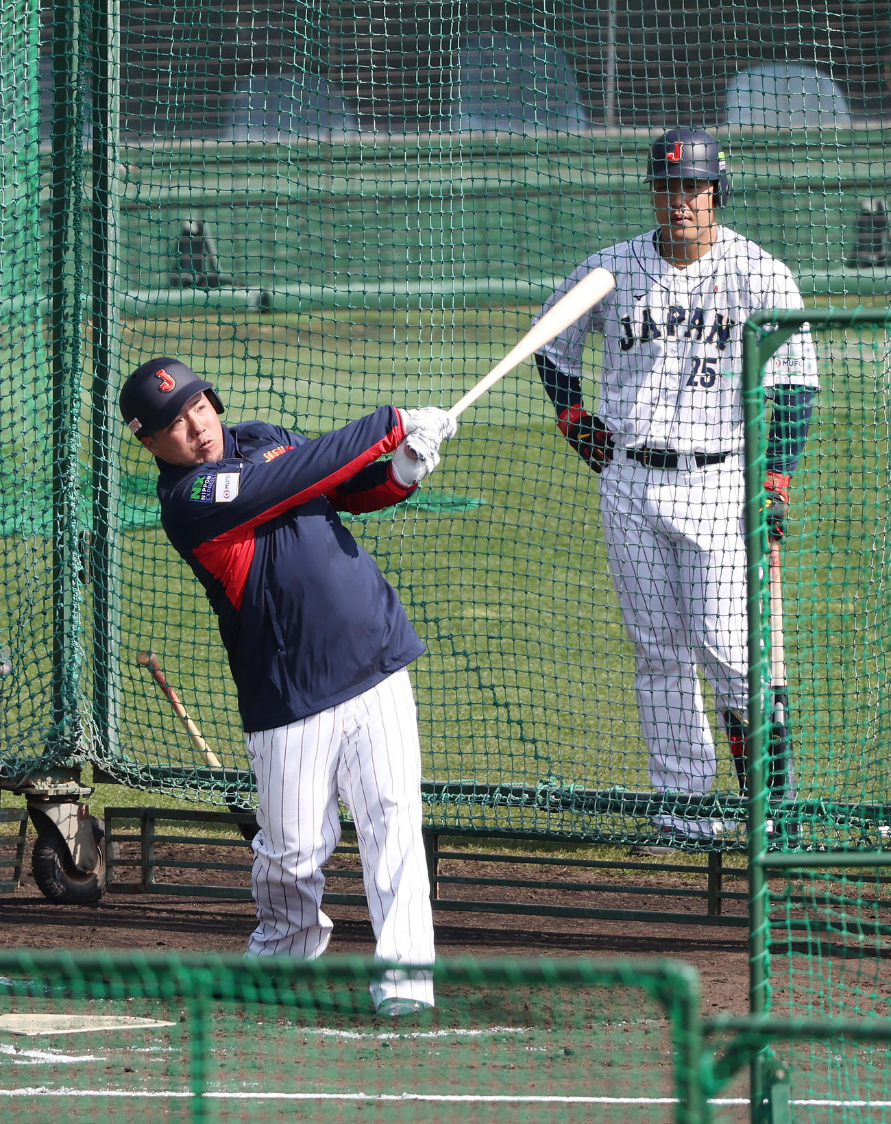 フリー打撃を行う山川。右は見つめる岡本（撮影・前田充）