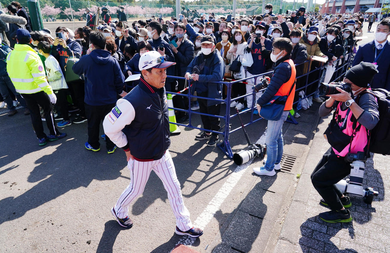 大勢のファンに声をかけられながら移動する栗山監督（手前）（撮影・菅敏）