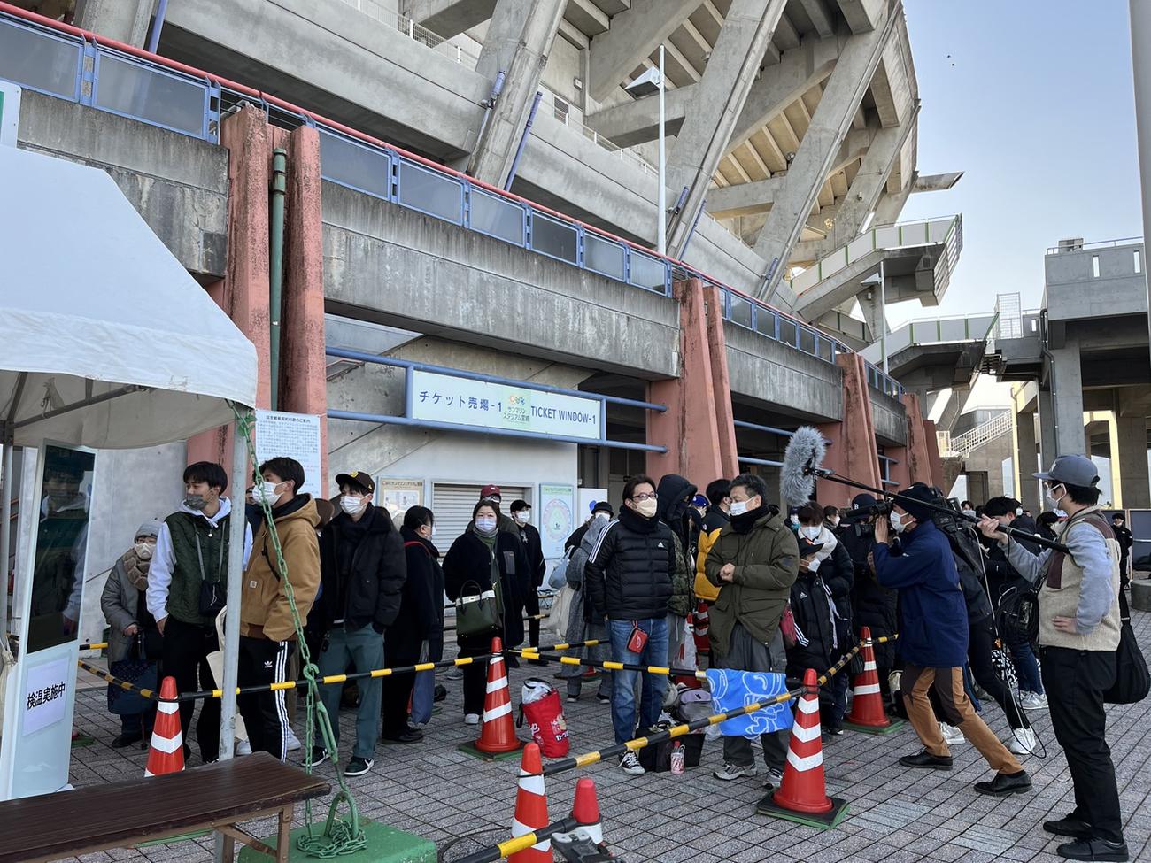 ひなたサンマリンスタジアム宮崎の開門を待つファン（撮影・中野椋）