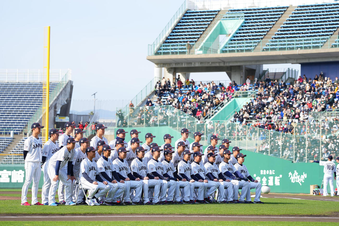 集合写真に納まる侍ジャパンの選手ら（撮影・垰建太）