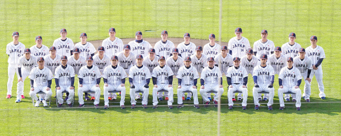 記念写真に納まる侍ジャパンの選手ら（撮影・菅敏）