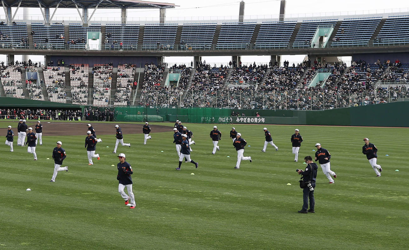 ウオーミングアップを行う侍ジャパンの選手たち（撮影・前田充）