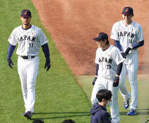 「JAPAN」のユニホームでグラウンドに登場する、左からダルビッシュ、宮城、佐々木朗（撮影・菅敏）