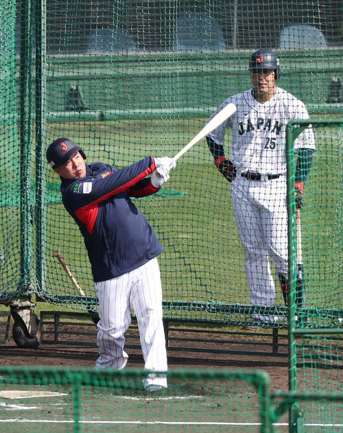 フリー打撃を行う山川。右は見つめる岡本（撮影・前田充）