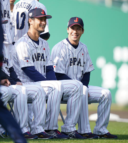 写真撮影で談笑するダルビッシュ（左）と山田（撮影・垰建太）