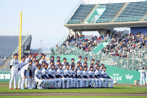 集合写真に納まる侍ジャパンの選手ら（撮影・垰建太）