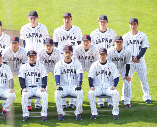 記念写真に納まる選手たち。前列中央はダルビッシュ、後列左は佐々木朗（撮影・菅敏）