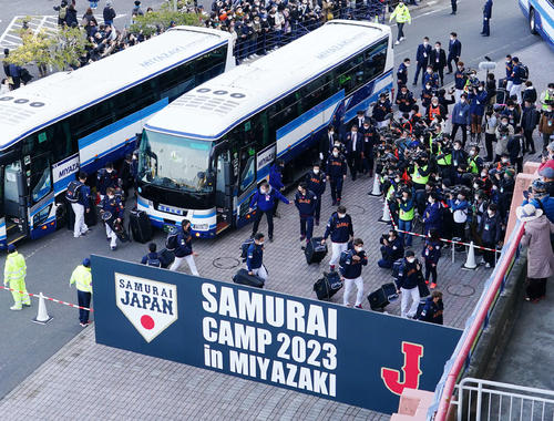 大勢のファンが出迎える中、スタジアムに入る侍ジャパンの選手たち（撮影・菅敏）