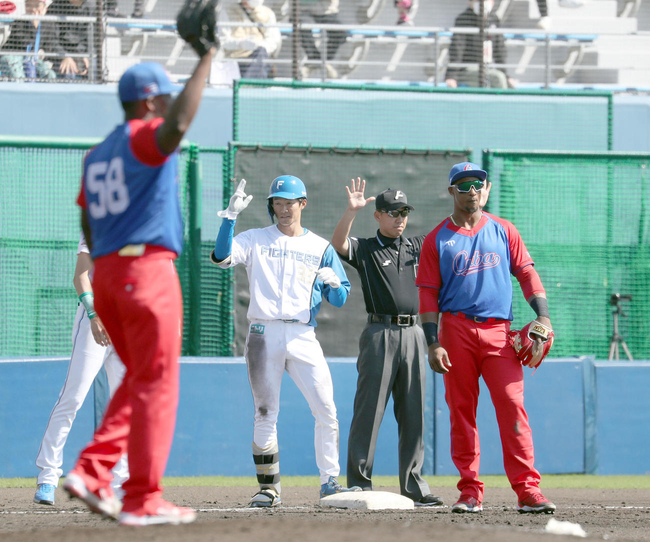 日本ハム対キューバ　3回裏日本ハム1死満塁、石井は右中間に走者一掃の3点適時三塁打を放つ（撮影・佐藤翔太）