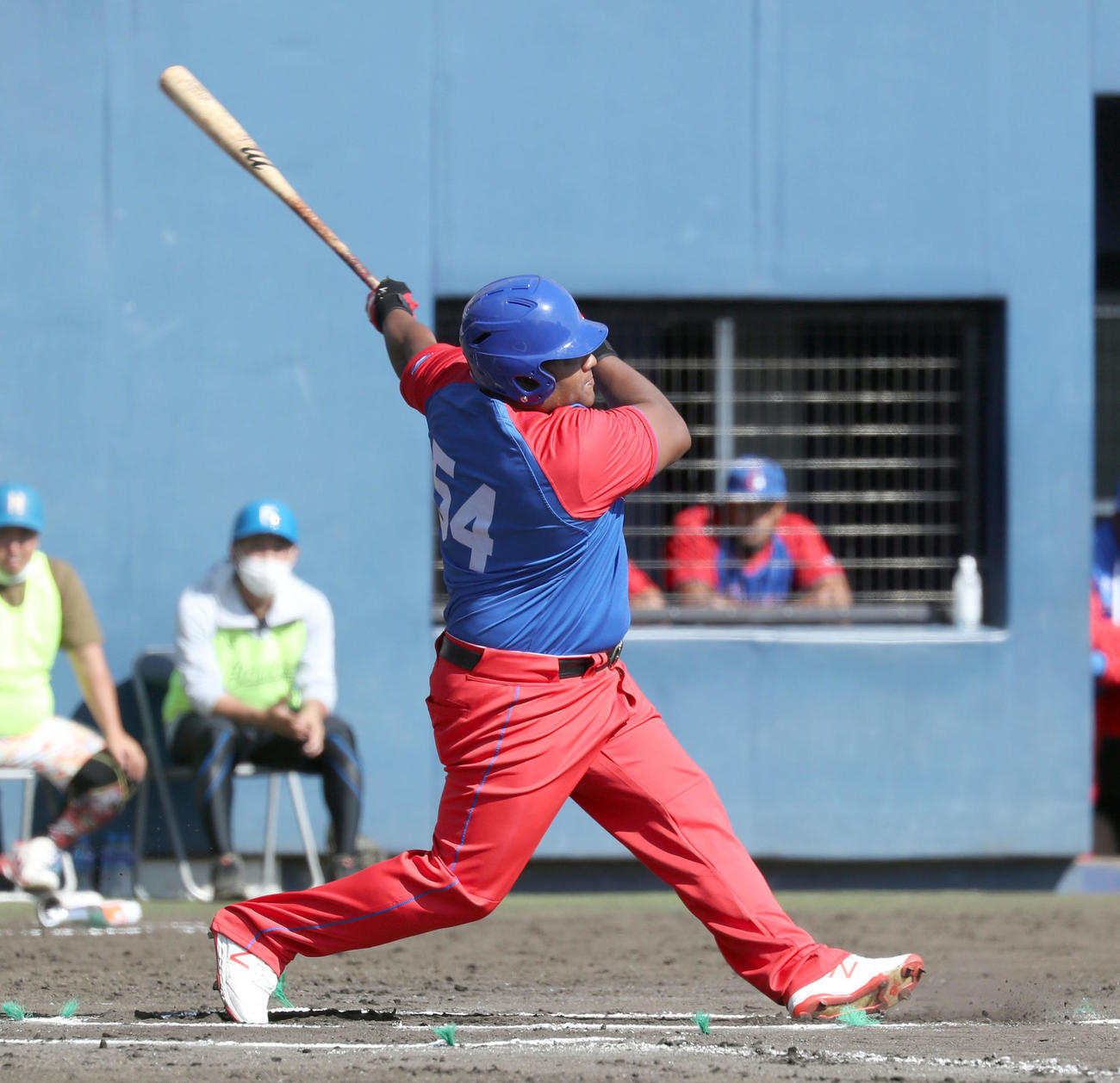 日本ハム対キューバ　6回表キューバ1死一、二塁、デスパイネは適時二塁打を放つ（撮影・佐藤翔太）