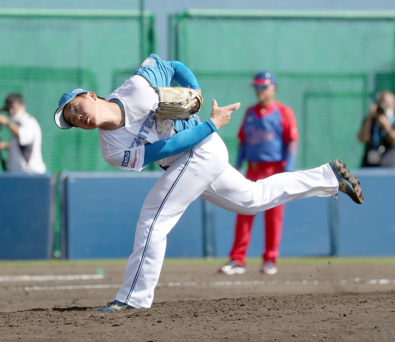 日本ハム対キューバ　日本ハム3番手の畔柳（撮影・佐藤翔太）