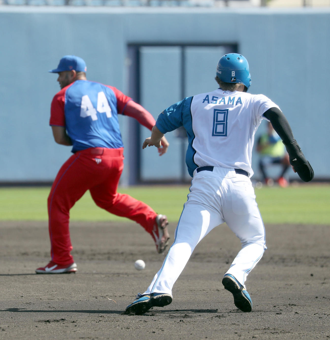 日本ハム対キューバ　2回裏日本ハム2死一、三塁、二盗を決める浅間（撮影・佐藤翔太）