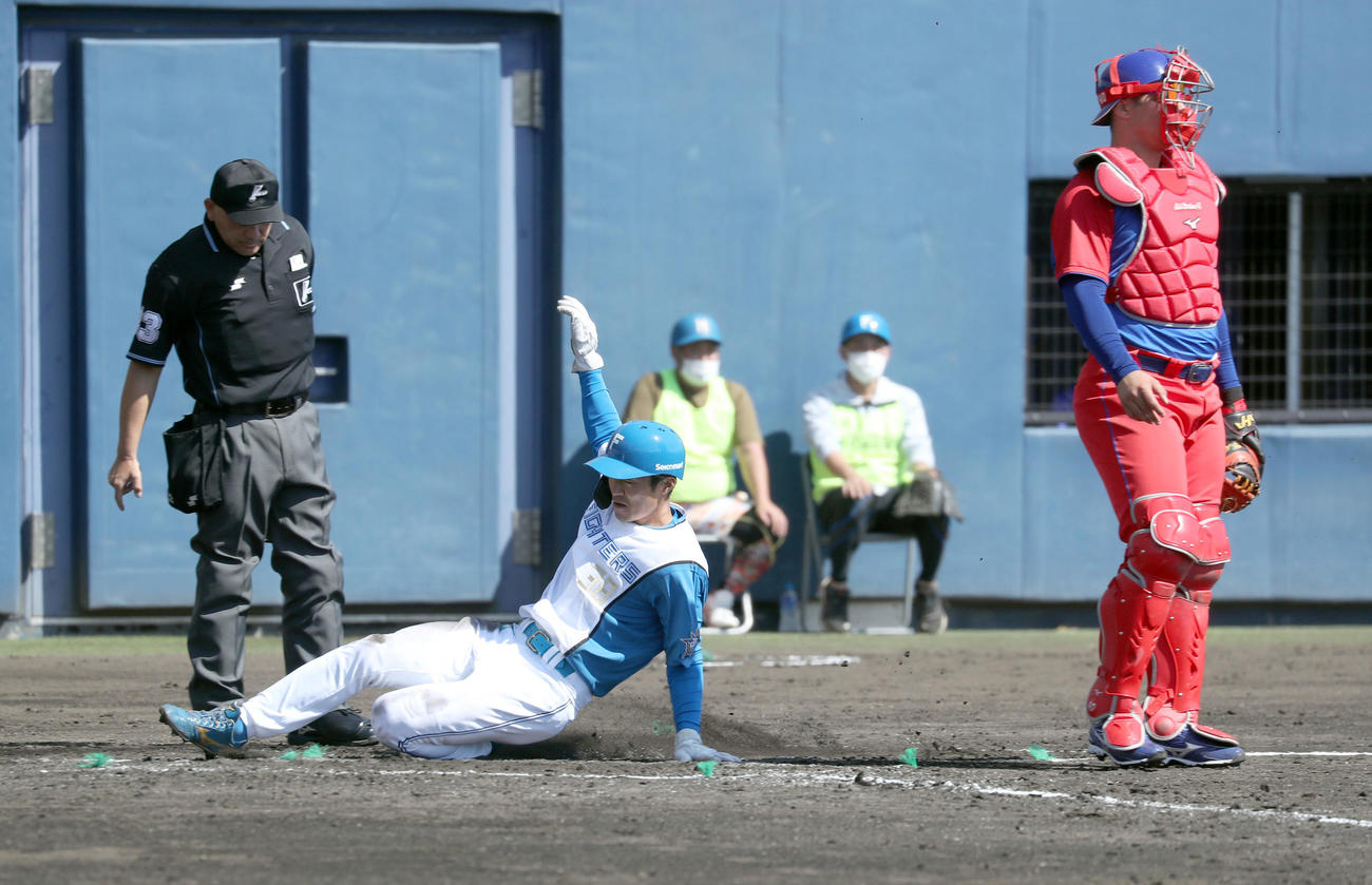 日本ハム対キューバ　2回裏日本ハム2死一、三塁、本盗を決める石井（撮影・佐藤翔太）