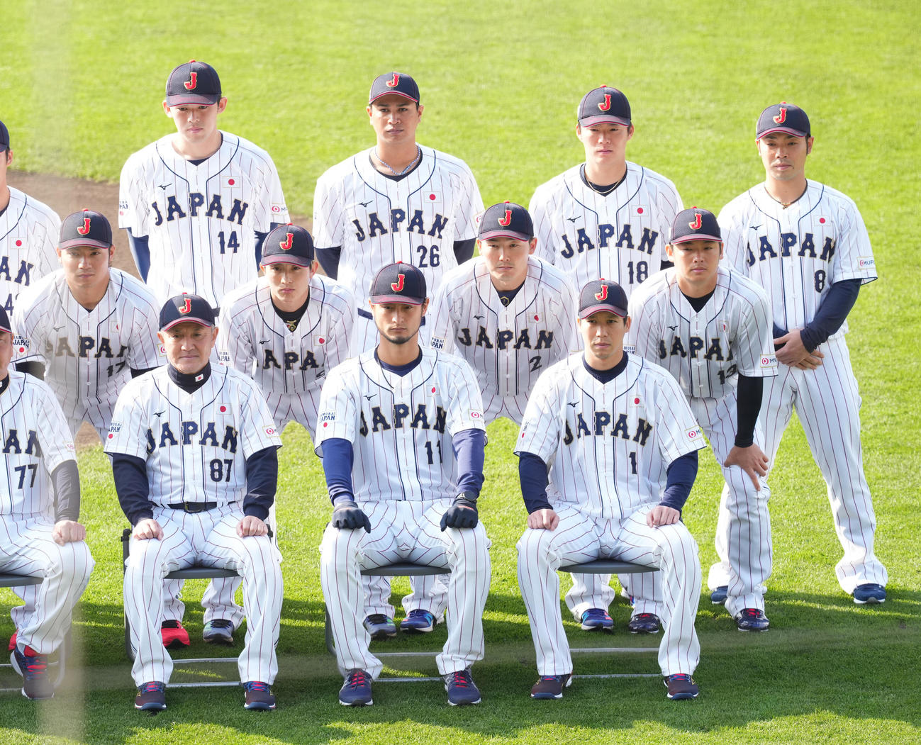 記念写真に納まる選手たち。前列中央はダルビッシュ、後列左は佐々木朗（撮影・菅敏）
