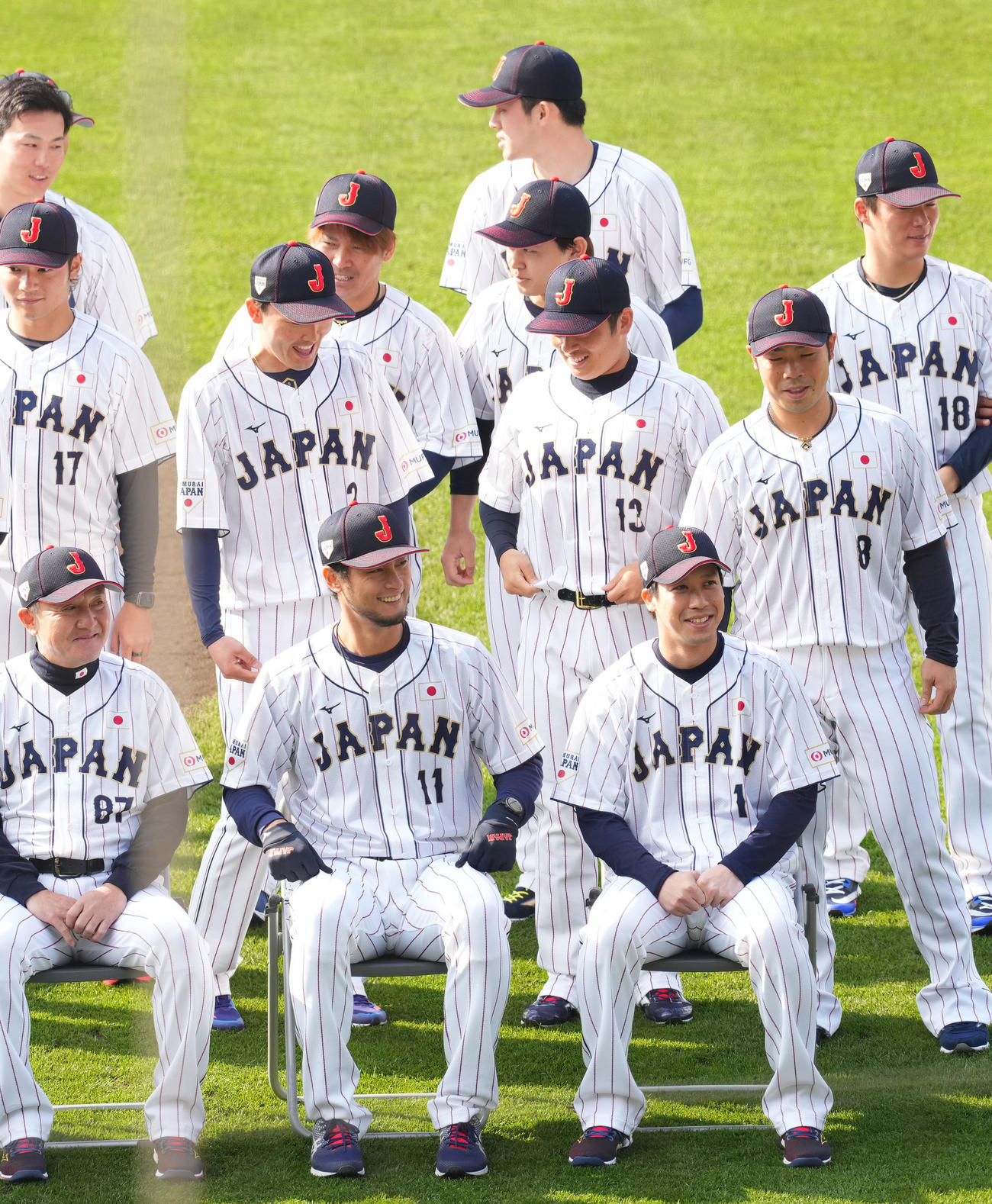 記念写真の撮影前に山田（前列右）と談笑するダルビッシュ（前列中央）。後列中央は佐々木朗（撮影・菅敏）