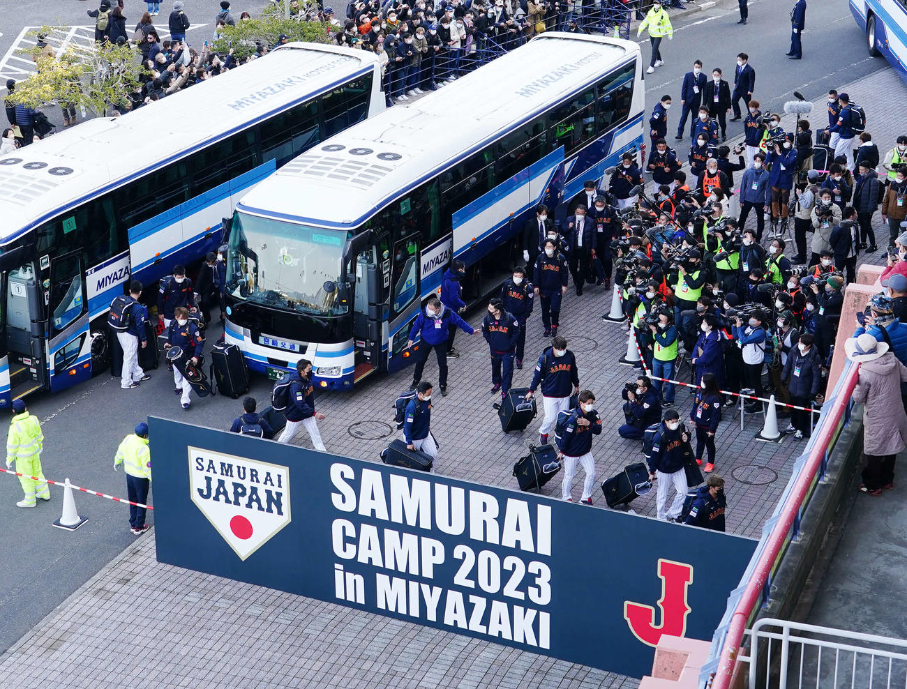 大勢のファンが出迎える中、スタジアムに入る侍ジャパンの選手たち（撮影・菅敏）