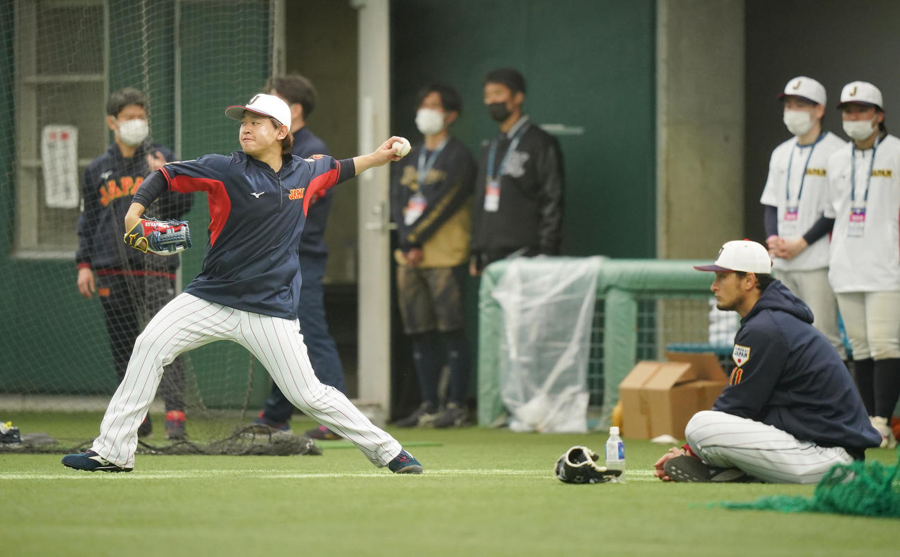 ダルビッシュ（右）が側で見つめる中、投球練習する宮城（撮影・垰建太）
