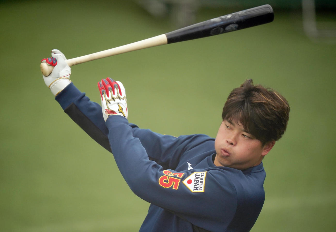 特打で打ち込む村上（撮影・垰建太）