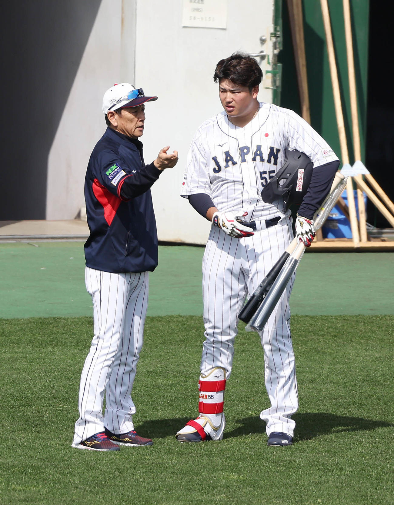 フリー打撃を終え、栗山監督（左）と言葉を交わす村上（撮影・前田充）